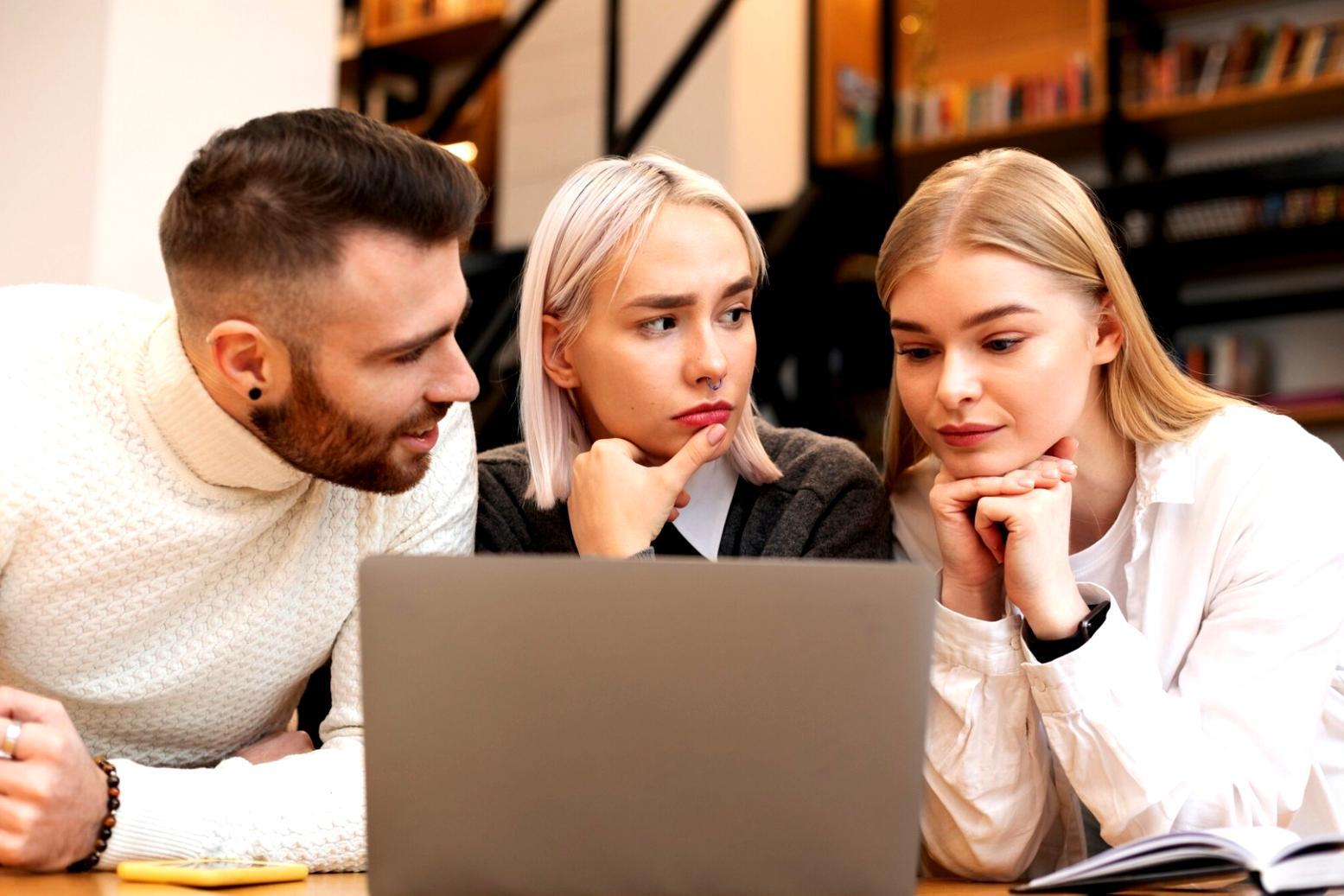 Estudiante trabajando en análisis presupuestario